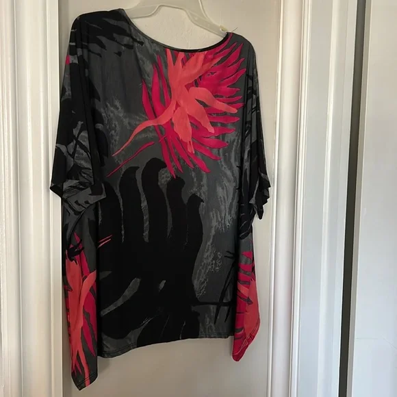 Clara Sun Woo Vibrant Pink and Black Leaf Print top - Picture 4 of 4